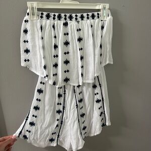 White and navy romper! (xs) Staple for summer!
